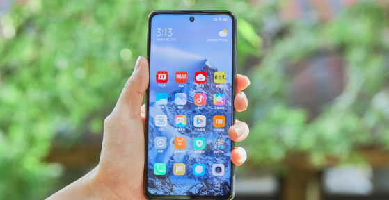 Close-up shot of the front display of Note 10 Pro, with a centered hole design, showing a colorful main screen, highlighting the large screen visual effect.