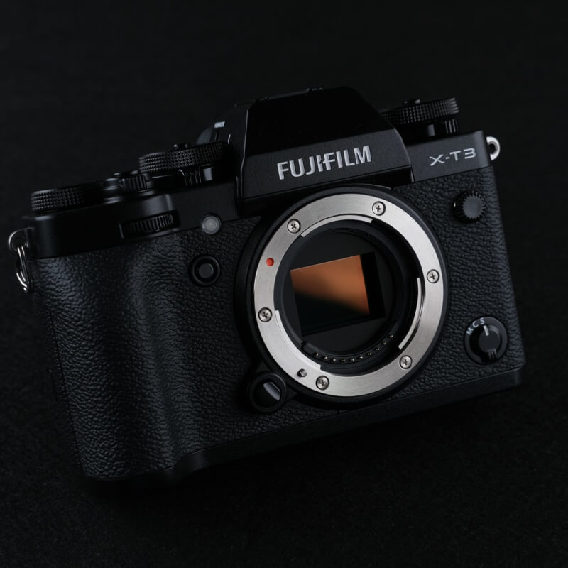 Mirrorless vlogging camera flip screen for self-recording and content creation